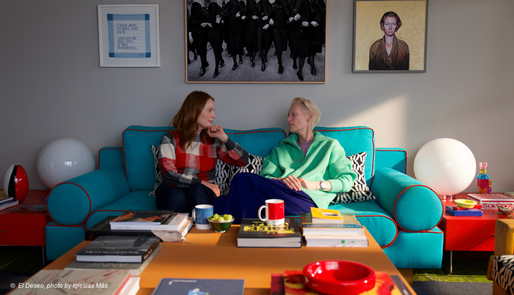 Julianne Moore und Tilda Swinton auf einer Couch in "The Room Next Door"