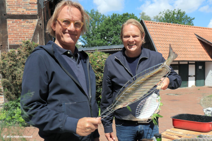 Die Moderatoren von "Land & lecker" zeigen Fische, die sie in den Händen halten