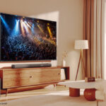 Blick in Wohnzimmer mit Fernseher und Hisense Soundbar HS5100