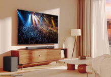 Blick in Wohnzimmer mit Fernseher und Hisense Soundbar HS5100