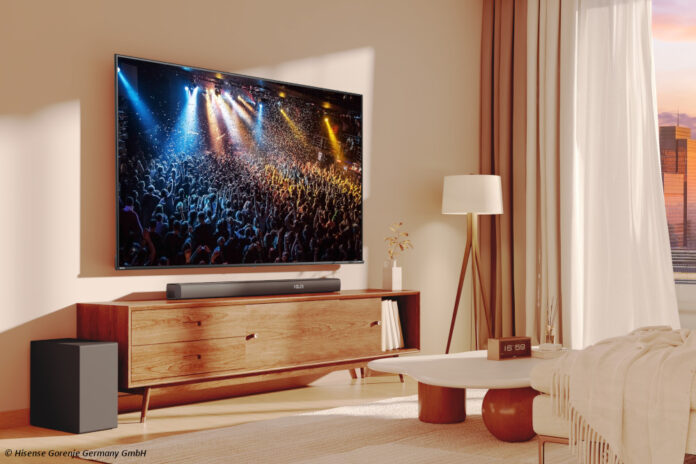 Blick in Wohnzimmer mit Fernseher und Hisense Soundbar HS5100