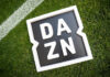 DAZN Logo Fußball-Rasen