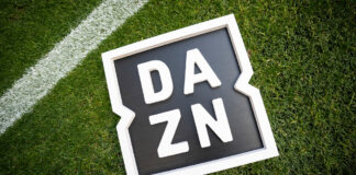 DAZN Logo Fußball-Rasen