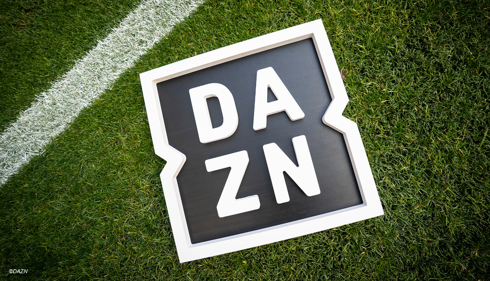 DAZN Logo Fußball-Rasen