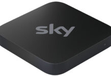 Die kleine Sky-Stream-Box findet überall am im TV-Rack platz. Auch versteckt hinter dem Receiver ist dank Bluetooth-Fernbedienung die Montage möglich.