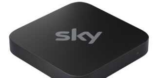 Die kleine Sky-Stream-Box findet überall am im TV-Rack platz. Auch versteckt hinter dem Receiver ist dank Bluetooth-Fernbedienung die Montage möglich.