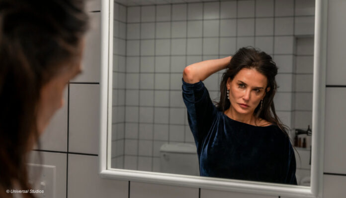 Demi Moore vor einem Badezimmerspiegel in