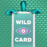 Ein Mann im grünen Anzug mit der Wild-Card