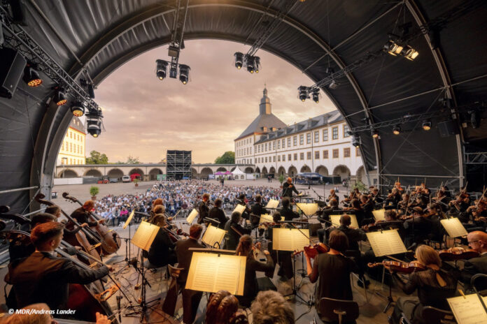 Eine Aufnahme vom MDR Musiksommer im Dom zu Halberstadt mit dem MDR-Sinfonieorchester unter der Leitung von Chefdirigent Dennis Russell Davies