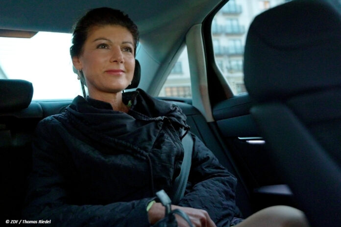 Sarah Wagenknecht sitzt auf der Rückbank eines Autos