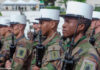 Französische Fremdenlegionäre beim Morgenappell mit dem "Képi Blanc", dem "Markenzeichen" der Legion