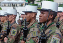 Französische Fremdenlegionäre beim Morgenappell mit dem "Képi Blanc", dem "Markenzeichen" der Legion