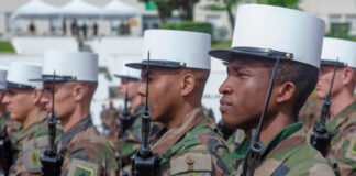 Französische Fremdenlegionäre beim Morgenappell mit dem "Képi Blanc", dem "Markenzeichen" der Legion