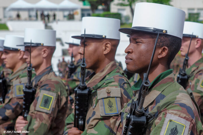 Französische Fremdenlegionäre beim Morgenappell mit dem "Képi Blanc", dem "Markenzeichen" der Legion