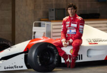 Ayrton Senna (Gabriel Leone) sitzt auf seinem F1-Rennauto.