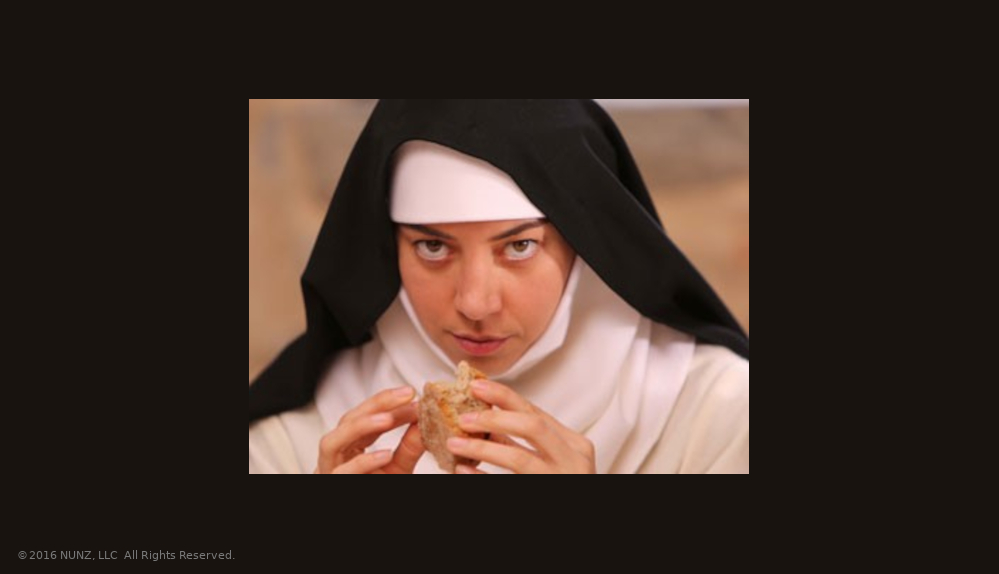 Eine Nonne hält ein Stück Brot in den Händen und guckt lasziv in die Kamera. Szene aus "The Little Hours".