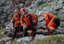 Die Bergretter auf einem Felsen