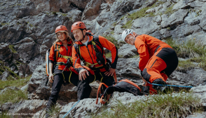 Die Bergretter auf einem Felsen