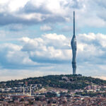 Superhoher Camlica-Fernseh- und Radioturm in Istanbul. Telekommunikationsturm mit Aussichtsplattformen und Restaurants im Stadtteil Uskyudar