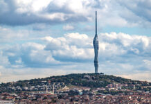 Superhoher Camlica-Fernseh- und Radioturm in Istanbul. Telekommunikationsturm mit Aussichtsplattformen und Restaurants im Stadtteil Uskyudar