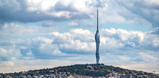 Superhoher Camlica-Fernseh- und Radioturm in Istanbul. Telekommunikationsturm mit Aussichtsplattformen und Restaurants im Stadtteil Uskyudar