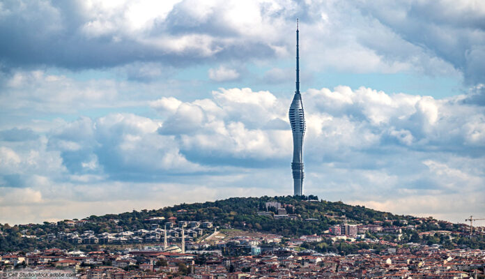 Superhoher Camlica-Fernseh- und Radioturm in Istanbul. Telekommunikationsturm mit Aussichtsplattformen und Restaurants im Stadtteil Uskyudar