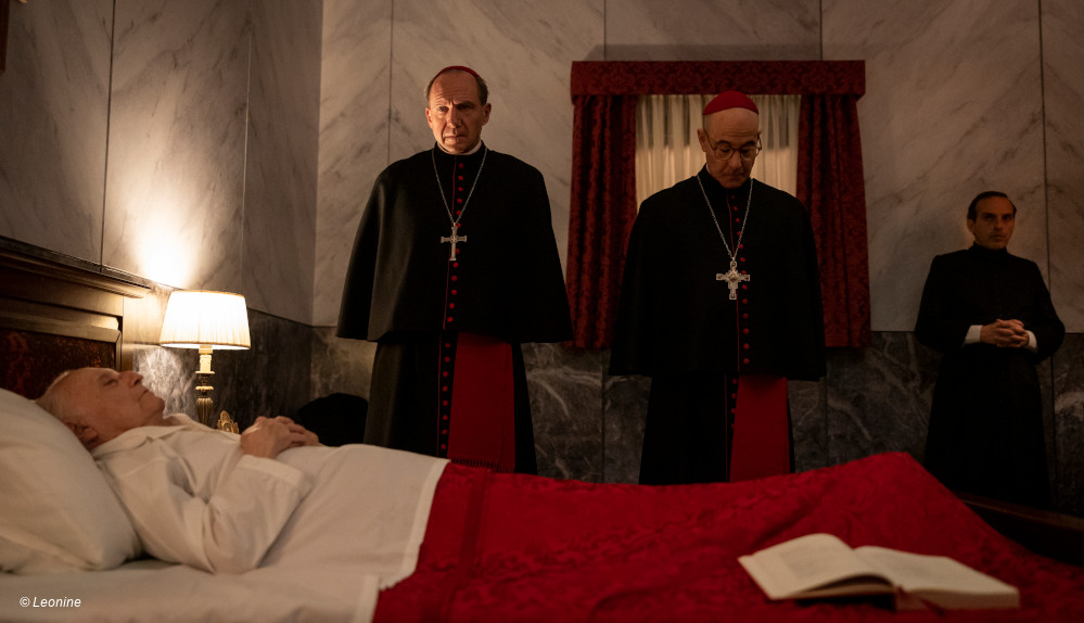 Ralph Fiennes und Stanley Tucci am Totenbett des Papstes