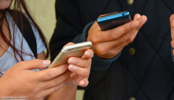 Mann und Frau am Smartphone