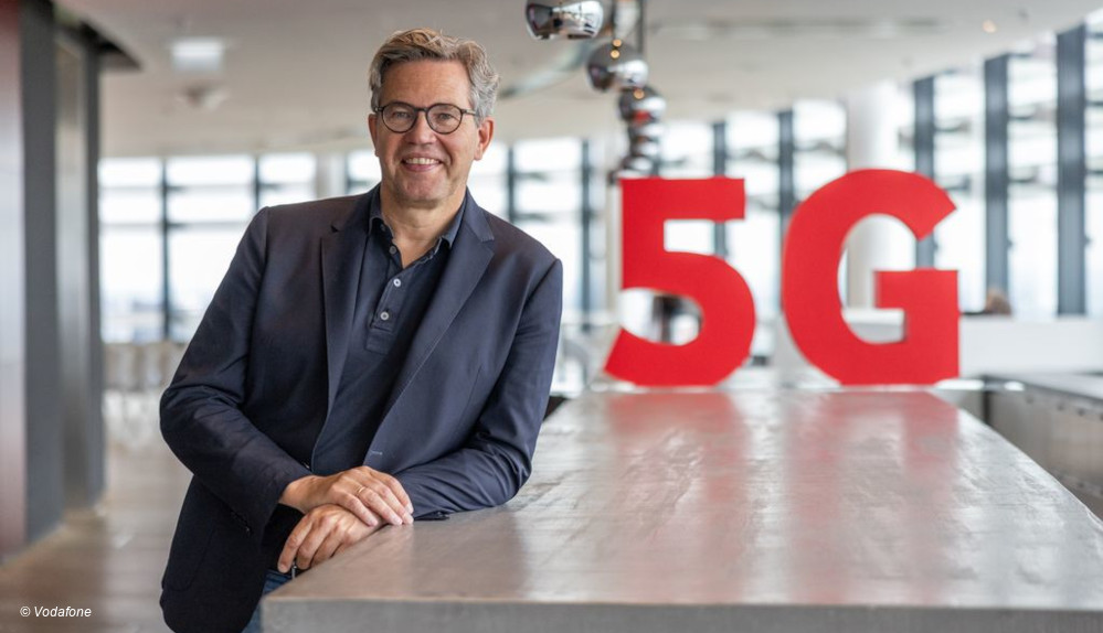 Marcel de Groot neben einem 5G Schriftzug