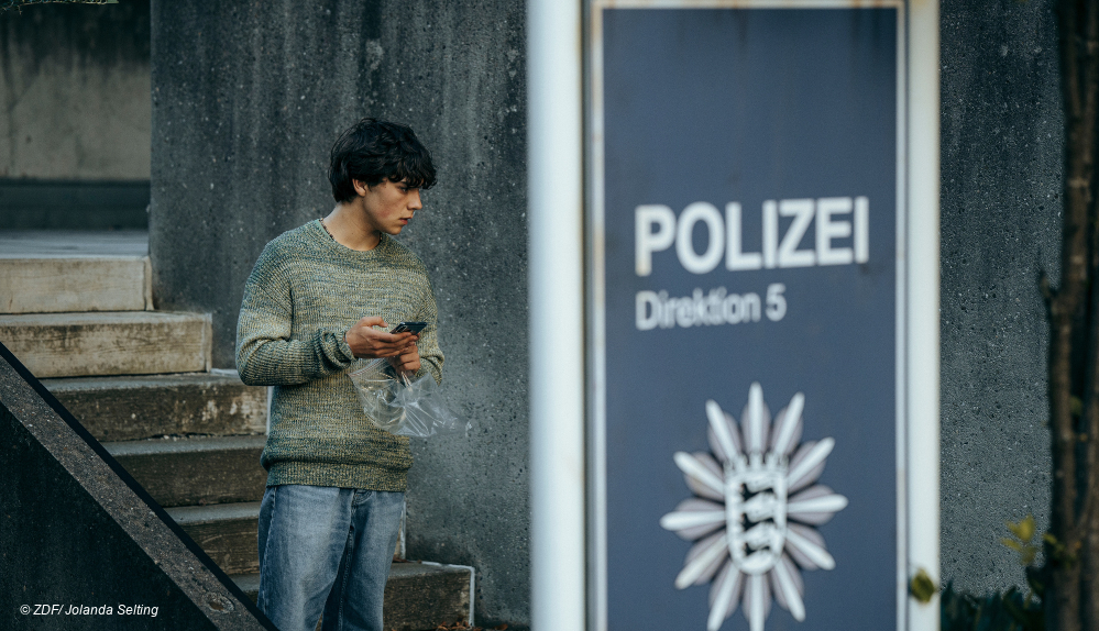 Gabo in "No Dogs Allowed" neben einem Polizeischild