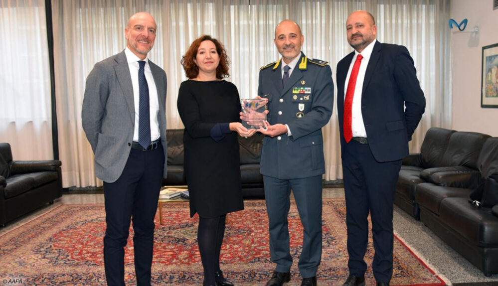 Leutnant Davide D'Agostino, General Andrea Fiducia, neuer Provinzkommandant der GDF von Mailand, Marta Giannini SKY Italia und Oberst Roberto Sciarretta, Kommandeur der Nucleo di Polizia Economico-Finanziaria della Guardia di Finanza di Milano (v.r.n.l) bei der Ehrung der AAPA