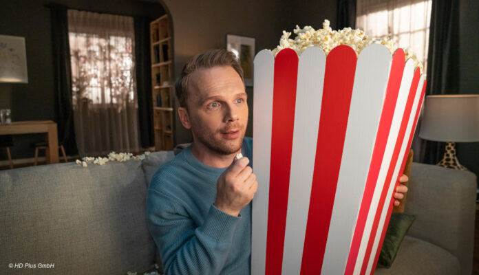 Ralf Schmitz mit großer Popcorn-Tüte