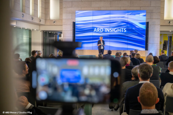 Eine Person auf einer Bühne redet vor Publikum im rahmen von ARD Insight.