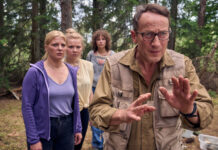 "Blackout bei Wellmanns" (ZDF): Thomas Wellmann (Wotan Wilke Möhring) hebt seine Hände in einer beschwichtigenden Geste. Eva (Jördis Triebel), Paula (Daria Vivien Wolf) und Jenny (Josefine Keller), stehen mit verstörten Gesichtern hinter ihm.