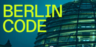 Reichstagskuppel mit dem "Berlin Code"-Schriftzug