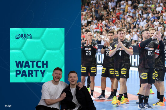 Die Moderatoren der Dyn Watch Party lachen in die Kamera, im Hintergrund die deutsche Handballnationalmannschaft der Herren nach einer Partie auf dem Spielfeld.