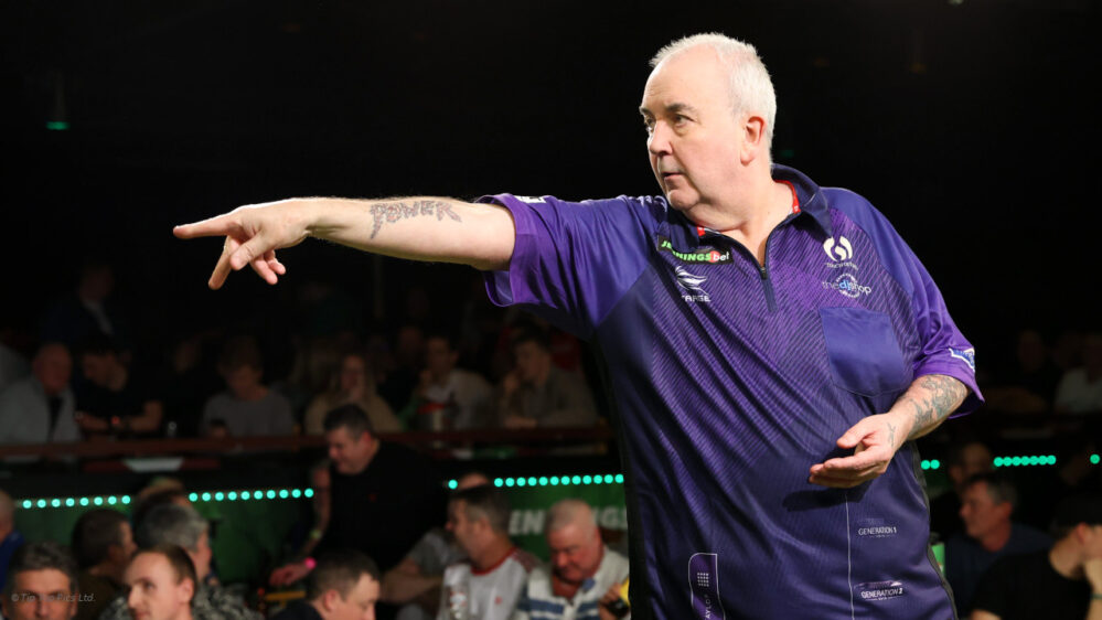 Phil Tayler wirft beim Darts (Modus Super Series Darts bei Pluto TV)