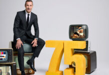 Kai Pflaume mit alten Fernsehern und einer 75 - im April 2025 moderiert er "75 Jahre ARD - Die große Jubiläumsshow".