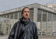 Lars Eidinger im Regen am Potsdamer Platz