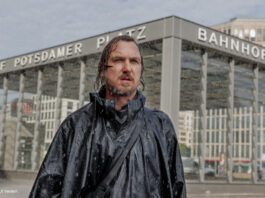 Lars Eidinger im Regen am Potsdamer Platz