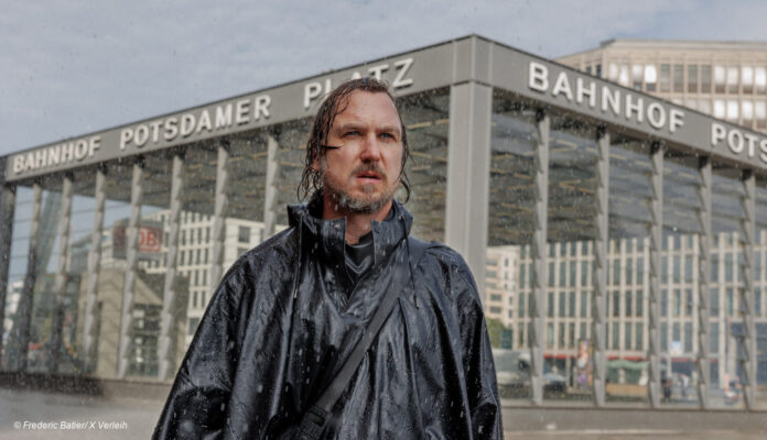 Lars Eidinger im Regen am Potsdamer Platz