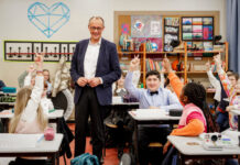 Friedrich Merz (CDU) zwischen Kindern im Klassenzimmer bei "Kannste (nochmal) Kanzler??" auf Sat.1 und Joyn.