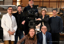 Am Set bei den aktuellen Dreharbeiten zur 17. Staffel „SOKO Stuttgart“. Hinten V.l.n.r.: Mike Zaka Sommerfeldt, Peter Ketnath, Bildgestalter Simon Schmejkal, Astrid M. Fünderich, Benjamin Strecker. Vorne: Regisseurin Caro Leipold und Karl Kranzkowski. Copyright: Bavaria Fiction/Markus Fenchel