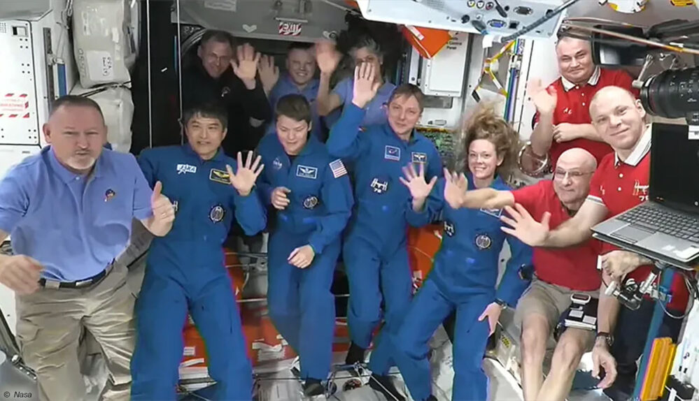 Die NASA-Astronautinnen Anne McClain und Nichole Ayers, der JAXA-Astronaut (Japan Aerospace Exploration Agency) Takuya Onishi und der Roscosmos-Kosmonaut Kirill Peskov betraten die Internationale Raumstation, kurz nachdem sie um 1:35 Uhr EDT die Luken zwischen der Raumstation und dem SpaceX-Raumschiff Dragon geöffnet hatten.