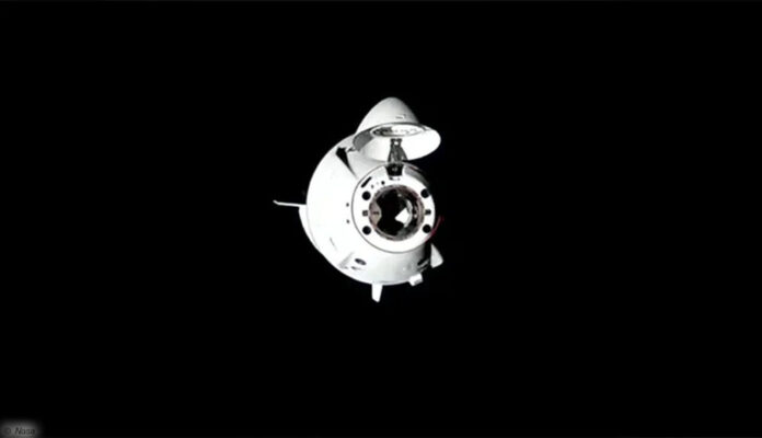 Das SpaceX Dragon-Besatzungsraumschiff mit den vier Crew-10-Mitgliedern an Bord nähert sich der Internationalen Raumstation. Nasa