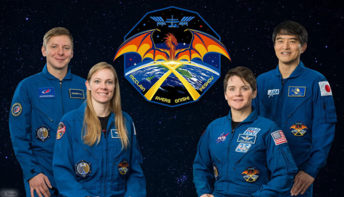 Das offizielle Porträt der Mitglieder der SpaceX Crew-10 der NASA mit (von links) Missionsspezialist Kirill Peskov von Roskosmos; Pilotin Nichole Ayers und Kommandantin Anne McClain, beide NASA-Astronauten; und Missionsspezialist Takuya Onishi von der JAXA (Japan Aerospace Exploration Agency).