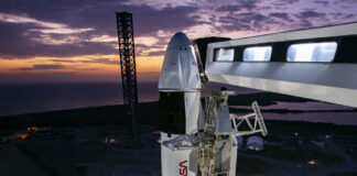 Das Crew Dragon Raumschiff Endurance auf einer Falcon 9 Rakete am Startplatz in Florida. Im Hintergrund der Sonnenaufgang.