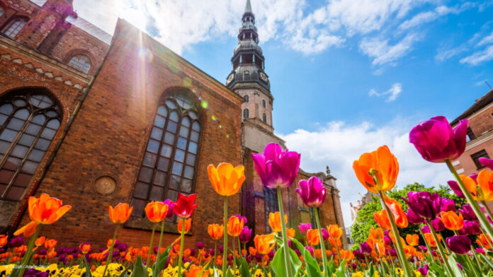 Eine Kirche hinter Tuplen